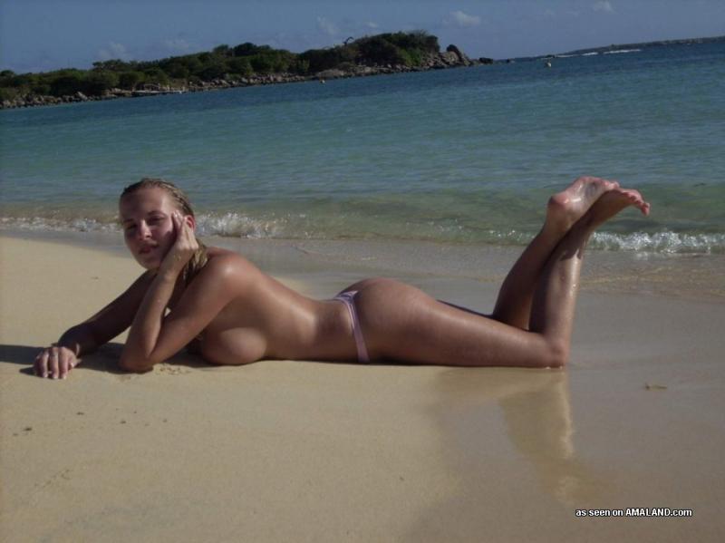 Нескромные девушки загорают топлес на общественных пляжах 13 фотография