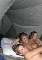 Четыре голые лесбиянки шалят друг с дружкой в палатке 10 фотография