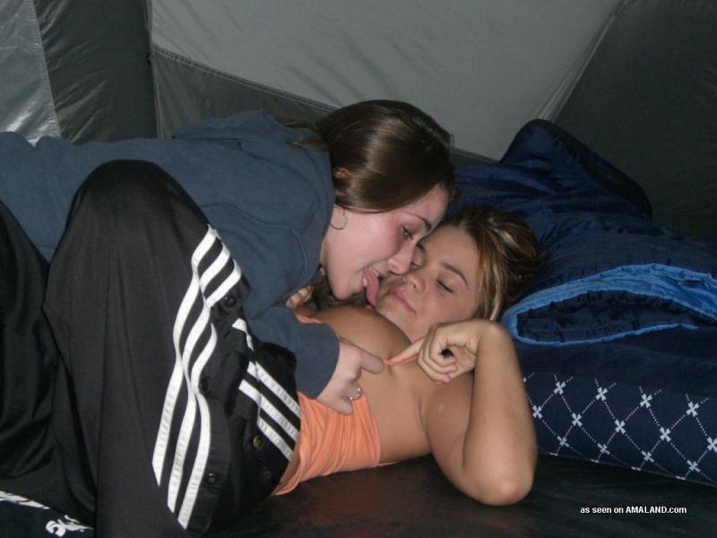 Четыре голые лесбиянки шалят друг с дружкой в палатке 12 фотография