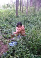 Голая туристка с набухшими сосками сидит на пне посреди леса 5 фото