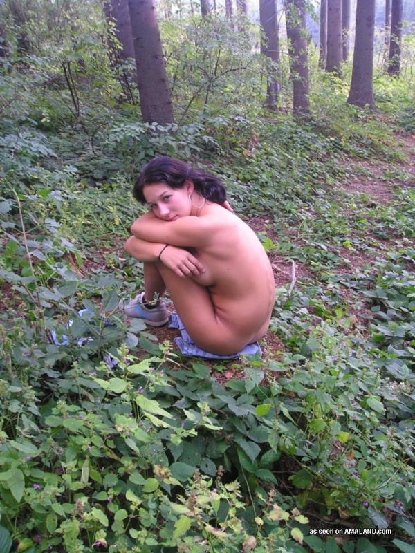 Голая туристка с набухшими сосками сидит на пне посреди леса 4 фотография