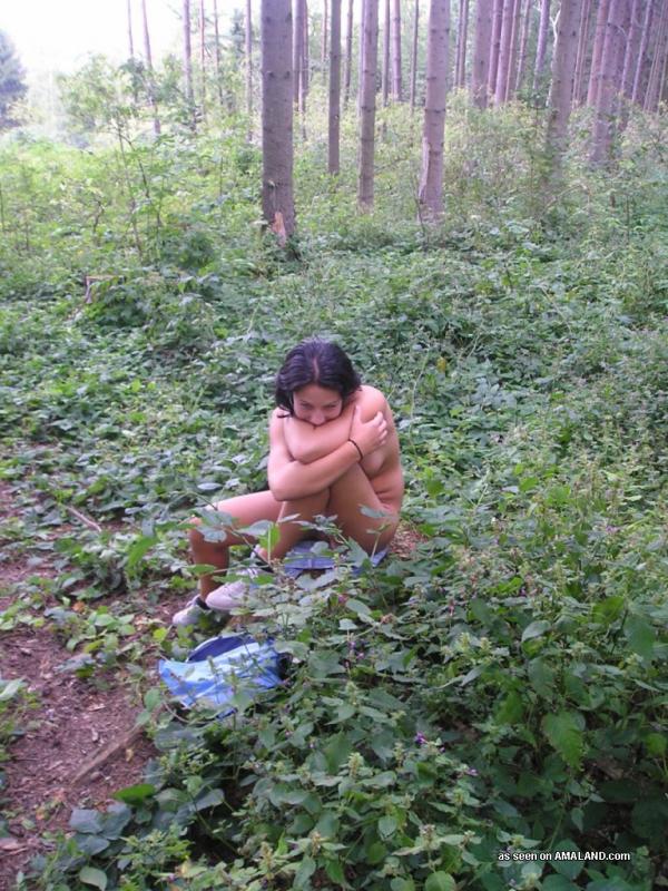 Голая туристка с набухшими сосками сидит на пне посреди леса 5 фотография
