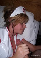 Медсестра в халатике сосет елдак перед в квартире у товарища 13 фото