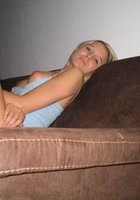 Длинноногая блондинка трахает писюшку сидя на кровати 3 фотография