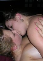 Две молодые лесбиянки лежат на постели и светят большими титьками 3 фото