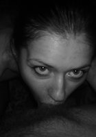 Девушка в чулках сосет писюн перед черно-белой камерой 4 фотография
