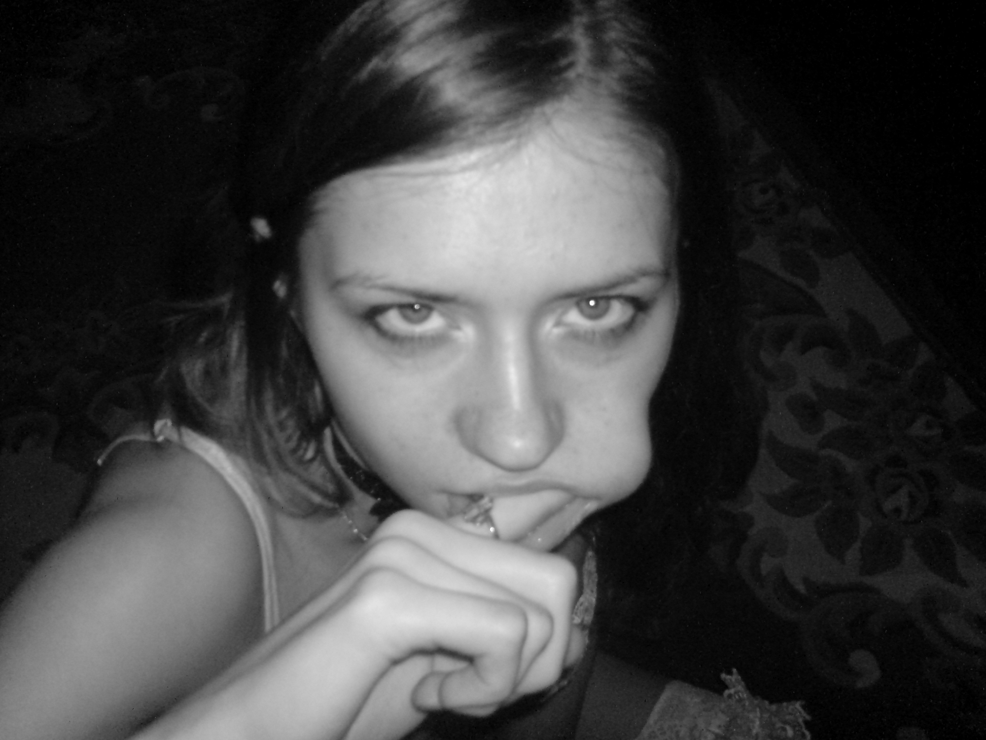 Девушка в чулках сосет писюн перед черно-белой камерой 13 фотография