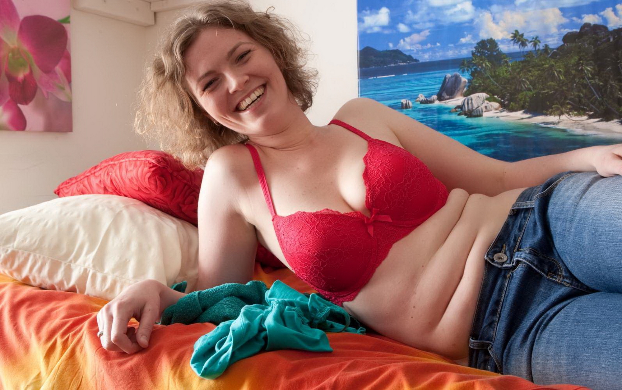 Кучерявая девушка в комнате общаги оголила натуральные груди 9 фотография