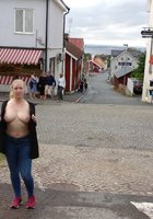 Блондинистая туристка светит попой и вагиной путешествуя по городам 8 фото