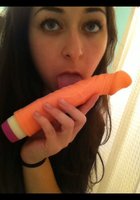 Молодуха с зелеными ногтями мастурбирует вагину перед объективом 3 фото