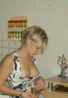 Коротко стриженная блондинка в нижнем белье позирует на постели 13 фотография