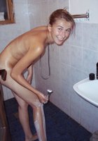 Загорелая молодуха в черных чулках мастурбирует вагину в квартире 6 фотография