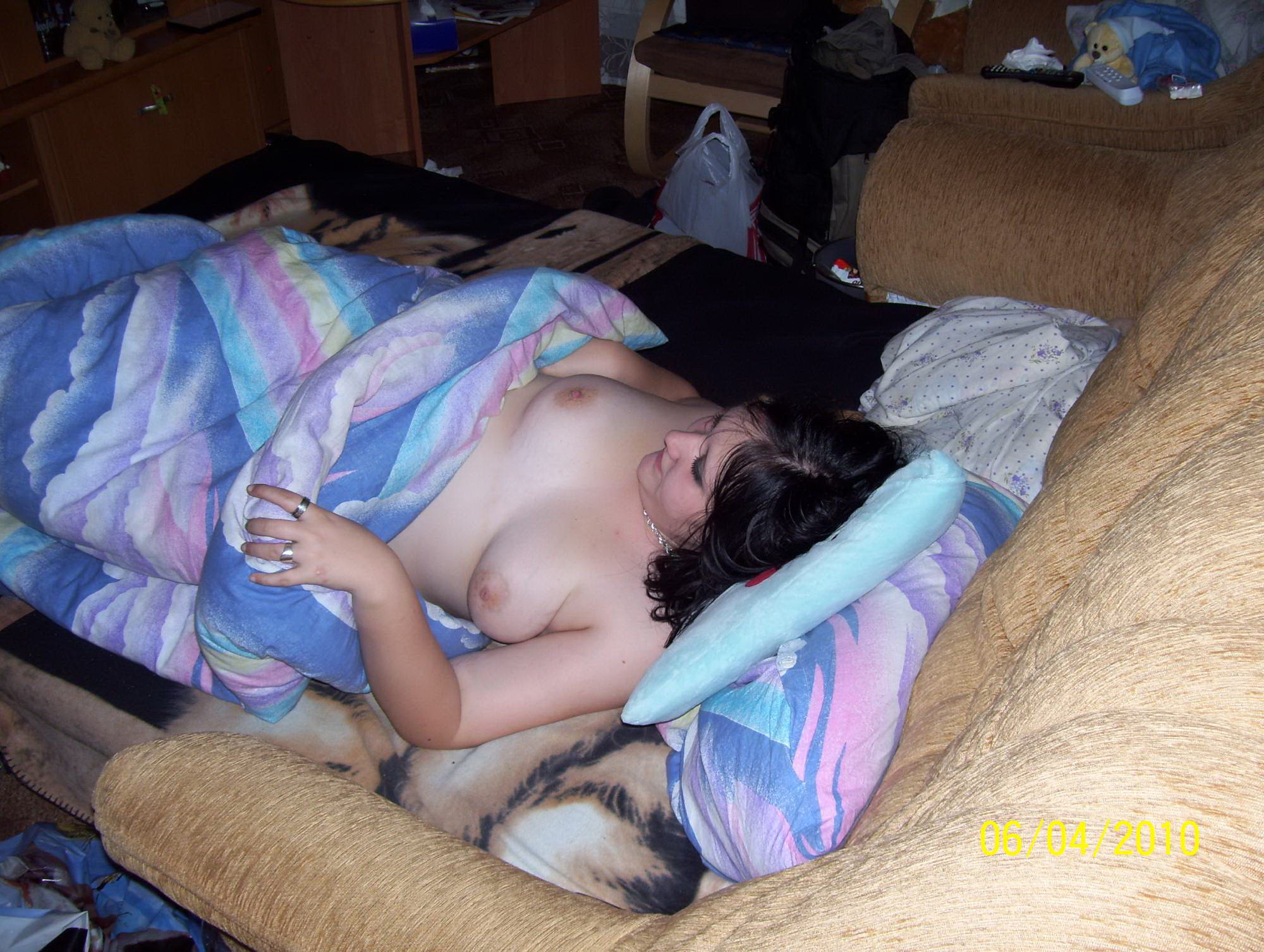 Голая толстуха лежа на постели играет с вагиной посторонними предметами 6 фотография
