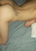 Девушка с тату на спине после секса показывает пилотку отодвигая трусы 3 фотография