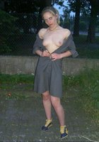 Стройная эксгибиционистка светит голыми прелестями на улице и дома 5 фото
