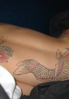 Особа с татуировкой на боку красуется обнаженным телом в своей квартире 21 фото