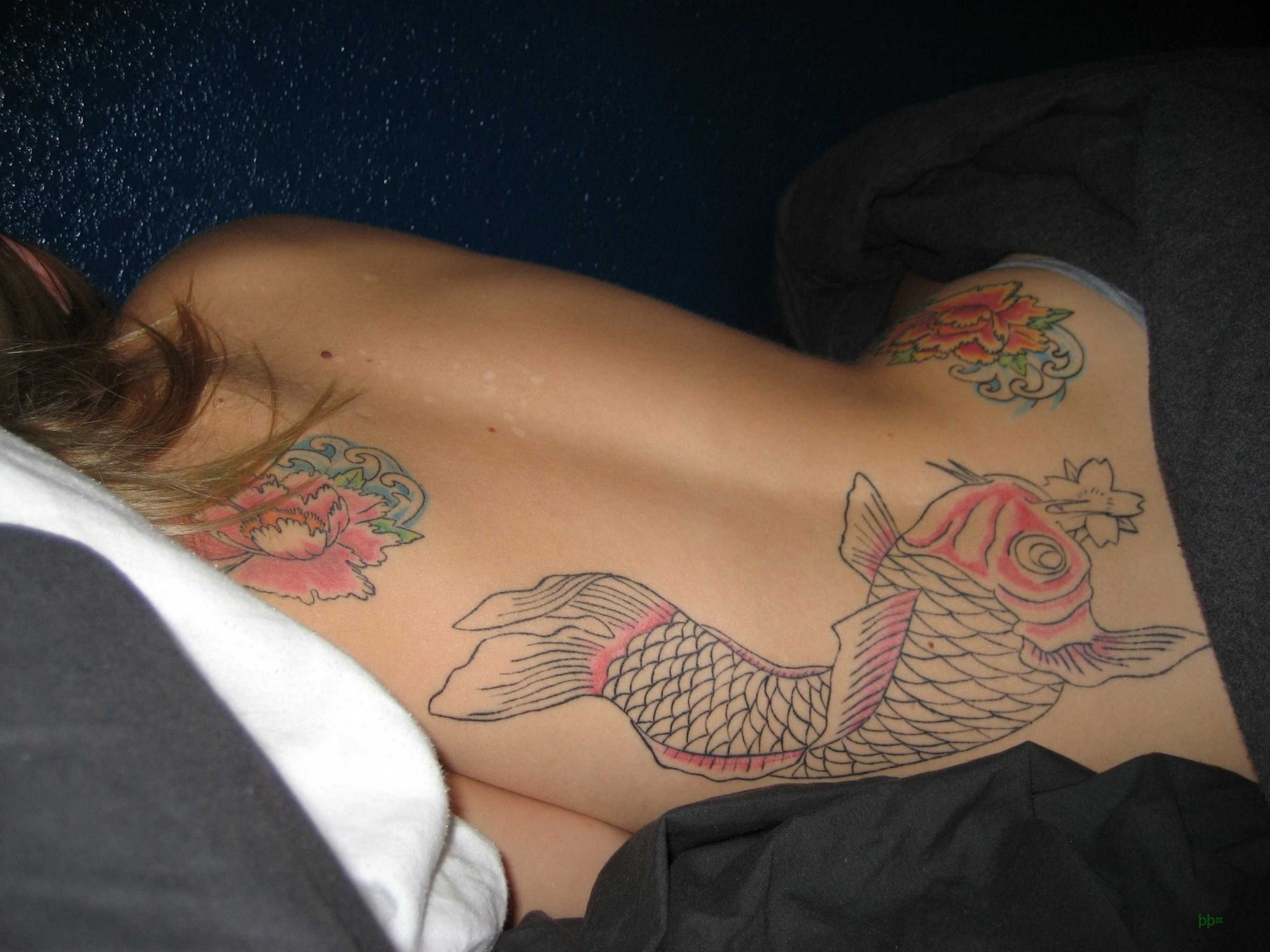 Особа с татуировкой на боку красуется обнаженным телом в своей квартире 21 фотография