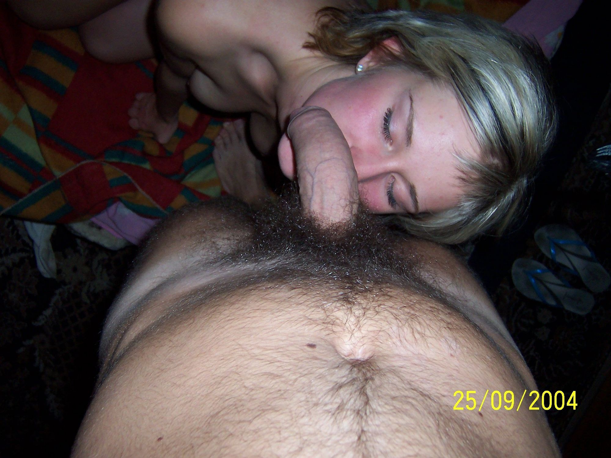 Блонда с розовой киской развратничает на постели перед супругом 13 фотография