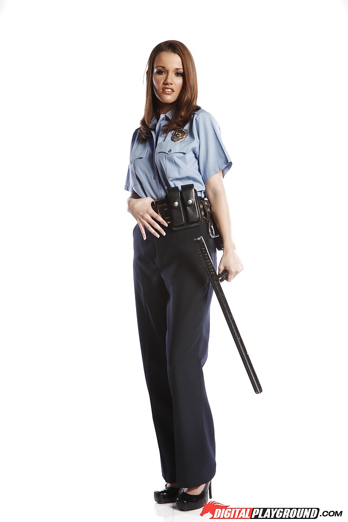Сексуальная полицейская в студии снимает с себя униформу 1 фотография