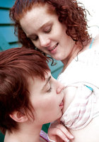 Две рыжие лесбиянки играют с волосатыми кисками на спасательной башне 4 фото
