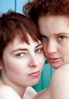 Две рыжие лесбиянки играют с волосатыми кисками на спасательной башне 16 фотография