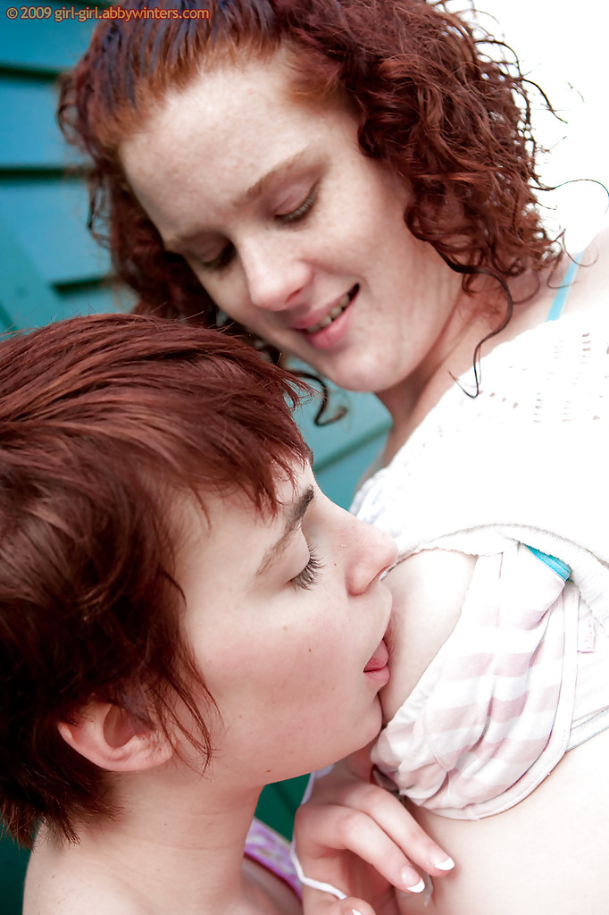 Две рыжие лесбиянки играют с волосатыми кисками на спасательной башне 4 фотография