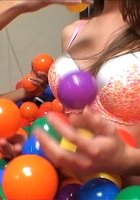 Три голые подруги позируют в бассейне с цветными шарами 2 фотография