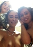 Три голые подруги позируют в бассейне с цветными шарами 8 фото