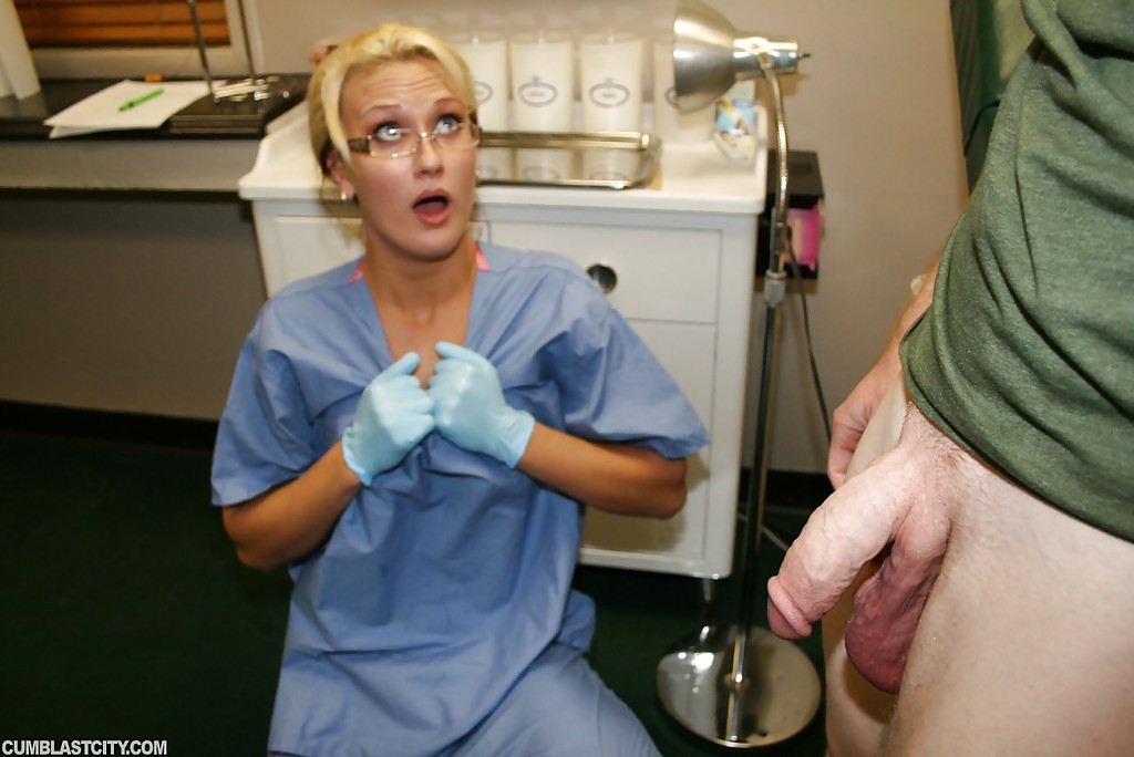 Медсестра в очках дрочит рыжему пациенту сидящему на кресле 16 фотография
