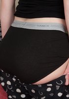 Сероглазая милашка показывает вагину отодвигая шорты 8 фотография