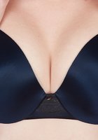 Сероглазая милашка показывает вагину отодвигая шорты 15 фото