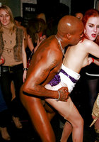 Пьяные давалки занимаются групповым сексом на развратной вечеринке 1 фото