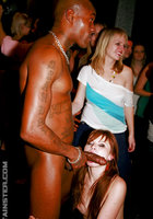 Пьяные давалки занимаются групповым сексом на развратной вечеринке 2 фотография