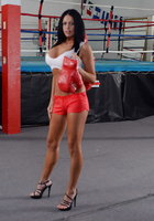 Черноволосая боксерша светит силиконовыми дойками на фоне ринга 1 фото