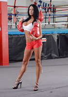Черноволосая боксерша светит силиконовыми дойками на фоне ринга 2 фотография