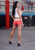 Черноволосая боксерша светит силиконовыми дойками на фоне ринга 7 фотография