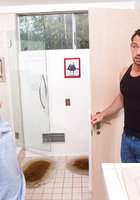Чистая бабенка сношается с любовником в ванной комнате 2 фотография