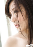 Азиатка с волосами на лобке красуется голыми прелестями на камеру 10 фотография