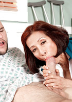 Взрослая медсестра насадилась на большой пенис пациента 3 фото