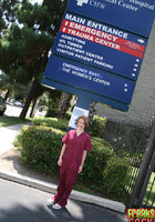 Рыжая медсестра с брекетами впустила в себя гигантский черный болт 1 фото