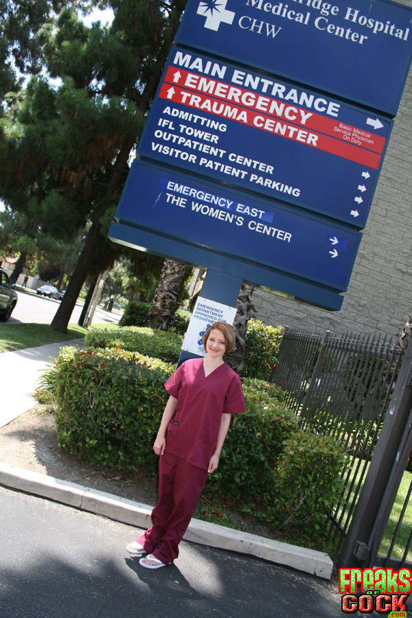 Рыжая медсестра с брекетами впустила в себя гигантский черный болт 1 фотография