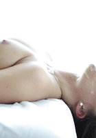 Удовлетворенный крендель обкончал лицо лежащей на спине шалашовки 9 фото