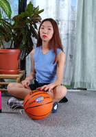 Азиатская баскетболистка с рыжими волосами разделась догола на полу 1 фотография