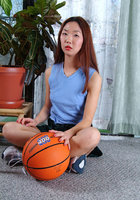 Азиатская баскетболистка с рыжими волосами разделась догола на полу 2 фото