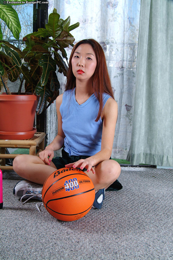 Азиатская баскетболистка с рыжими волосами разделась догола на полу 1 фотография