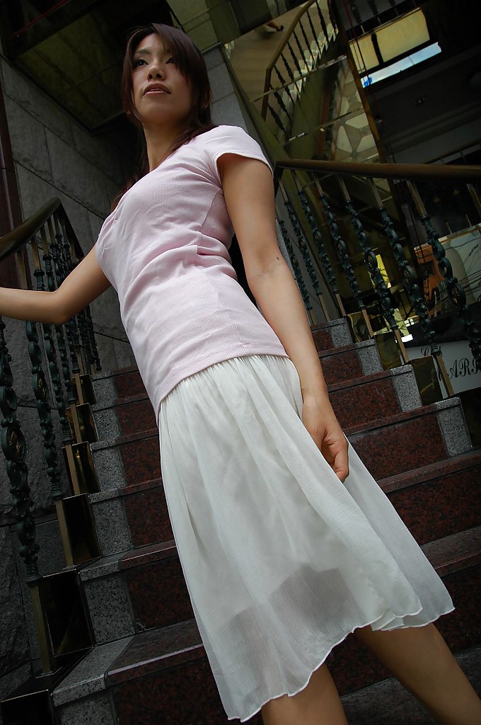 Японская телка сняла одежду и нижнее белье после прогулки 1 фотография