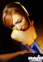 Азиатка с желтыми ленточками в волосах сосет писюн стоя на коленях 12 фото