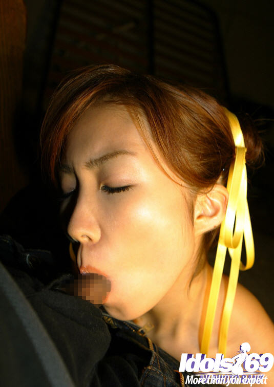 Азиатка с желтыми ленточками в волосах сосет писюн стоя на коленях 1 фотография