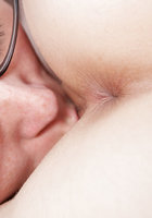 Молодые лесбиянки в очках занимаются взаимной мастурбацией на кровати 10 фотография