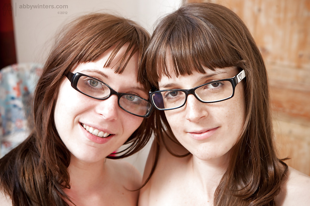 Молодые лесбиянки в очках занимаются взаимной мастурбацией на кровати 16 фотография